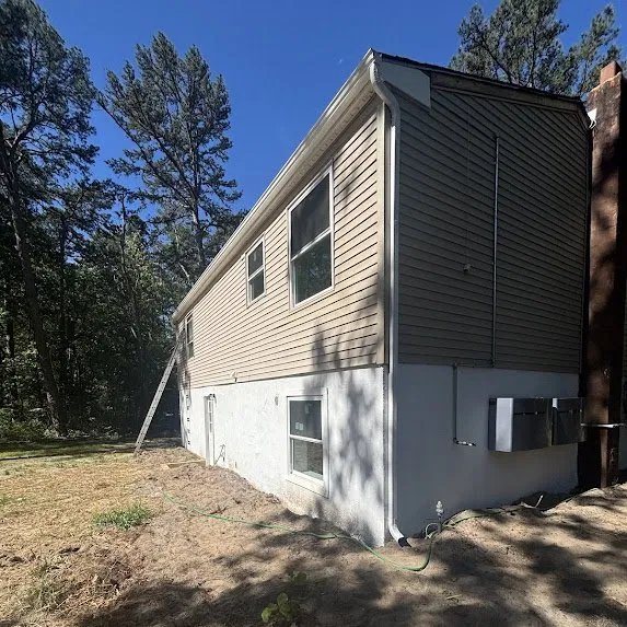 Side elevation — continuous seamless run along the eave