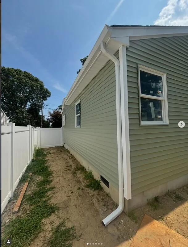 White seamless gutter install